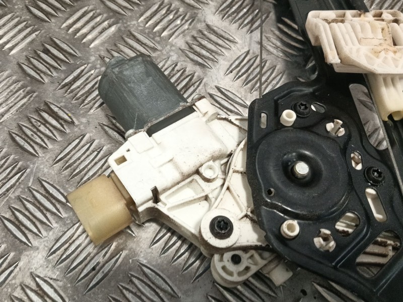 Recambio de elevalunas delantero derecho para bmw serie 1 berlina (e81/e87) 1.6 16v cat referencia OEM IAM 7067796S  7138466E