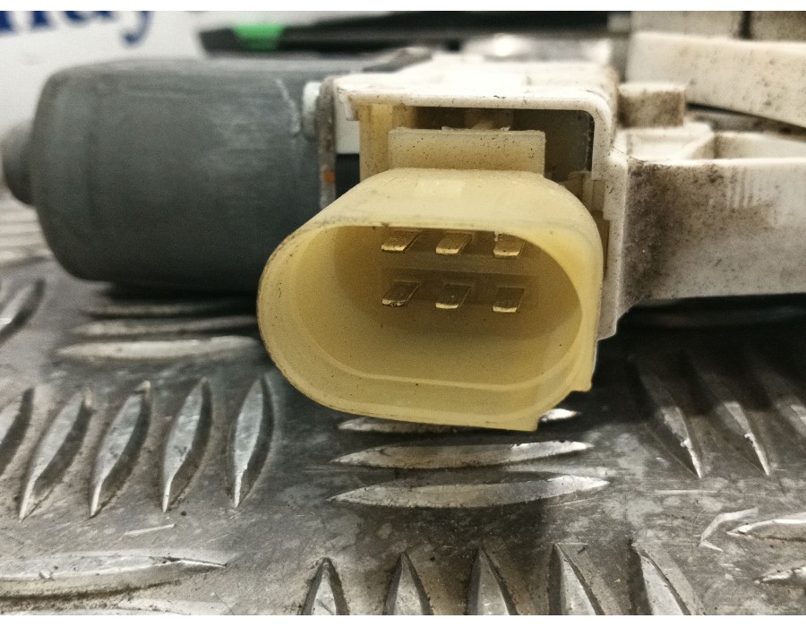 Recambio de elevalunas delantero derecho para bmw serie 1 berlina (e81/e87) 1.6 16v cat referencia OEM IAM 7067796S  7138466E