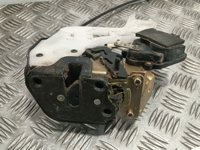 Recambio de cerradura puerta trasera izquierda para kia sportage 2.0 crdi referencia OEM IAM 814101F010  