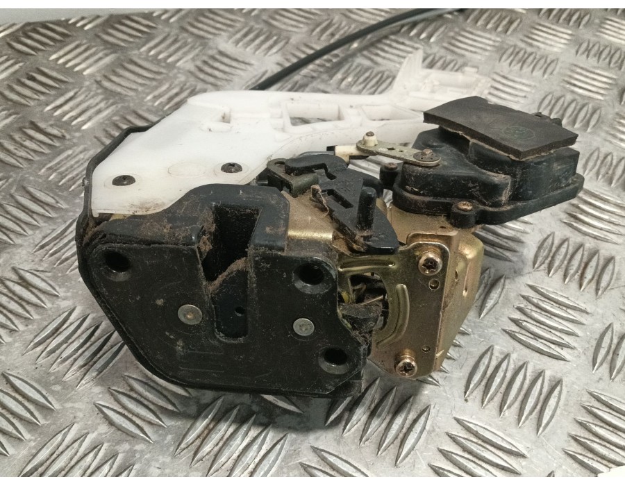 Recambio de cerradura puerta trasera izquierda para kia sportage 2.0 crdi referencia OEM IAM 814101F010  