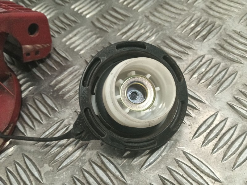Recambio de tapon combustible para kia rio 1.2 cat referencia OEM IAM 695101W200  