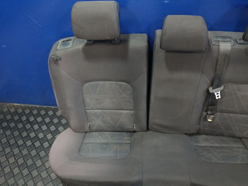 Recambio de asientos traseros para kia rio 1.2 cat referencia OEM IAM   