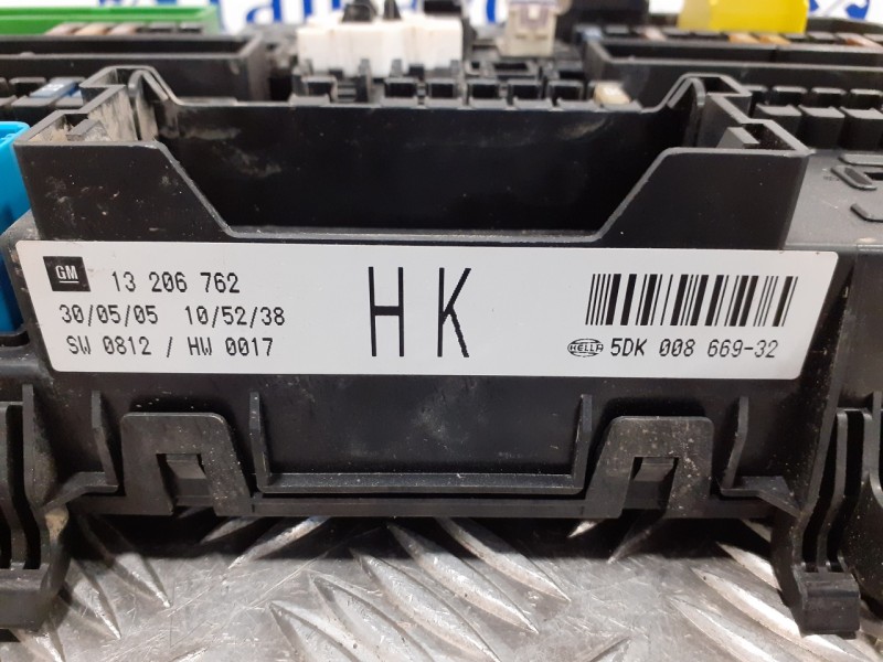 Recambio de caja reles / fusibles para opel astra h berlina 1.7 16v cdti referencia OEM IAM 13206762HK  5DK00866932