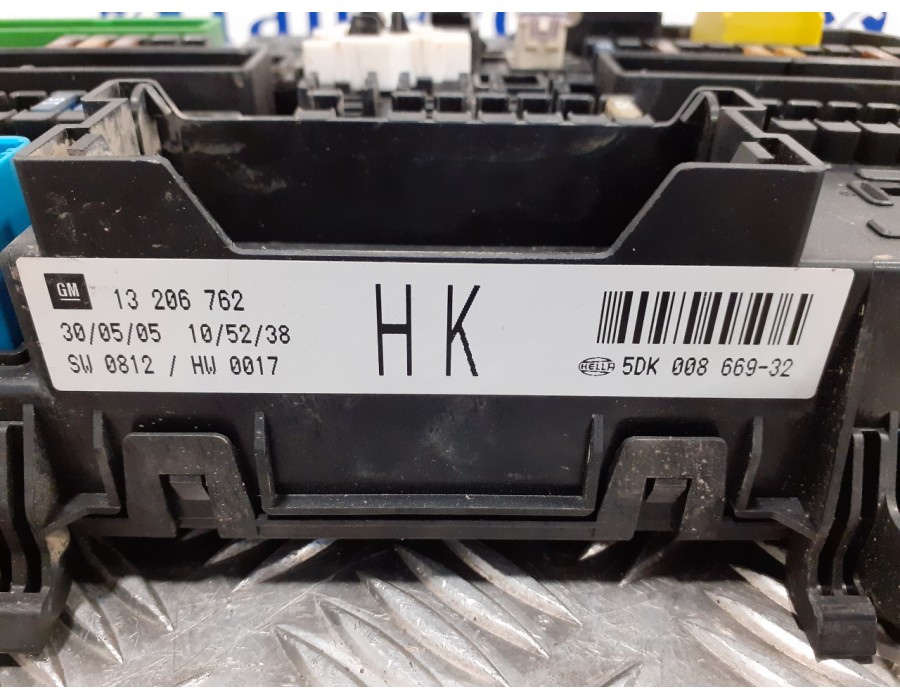 Recambio de caja reles / fusibles para opel astra h berlina 1.7 16v cdti referencia OEM IAM 13206762HK  5DK00866932