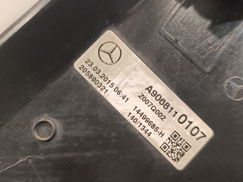 Recambio de moldura exterior delantera derecha para volkswagen crafter caja cerrada 2.0 tdi referencia OEM IAM A9068110107  