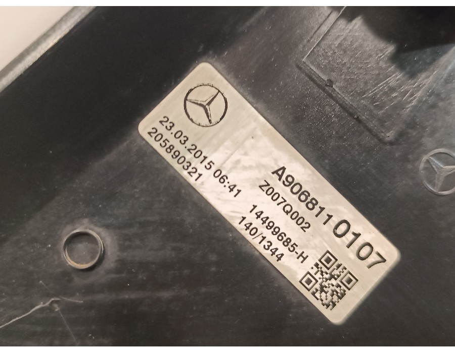 Recambio de moldura exterior delantera derecha para volkswagen crafter caja cerrada 2.0 tdi referencia OEM IAM A9068110107  