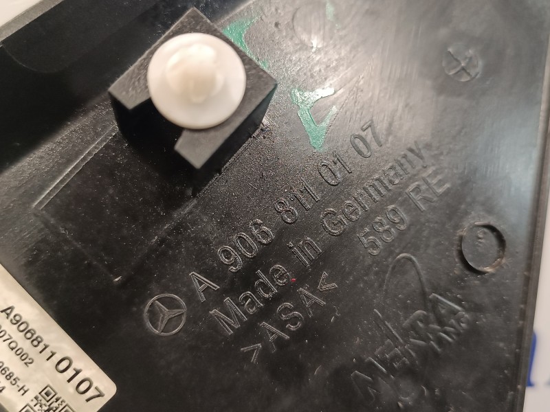 Recambio de moldura exterior delantera derecha para volkswagen crafter caja cerrada 2.0 tdi referencia OEM IAM A9068110107  
