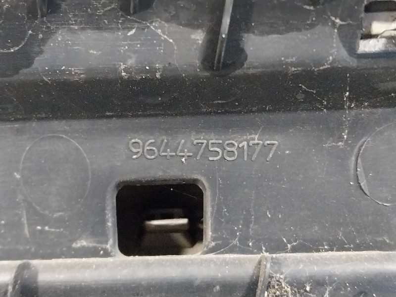 Recambio de rejilla delantera para citroën berlingo referencia OEM IAM 9644758177  