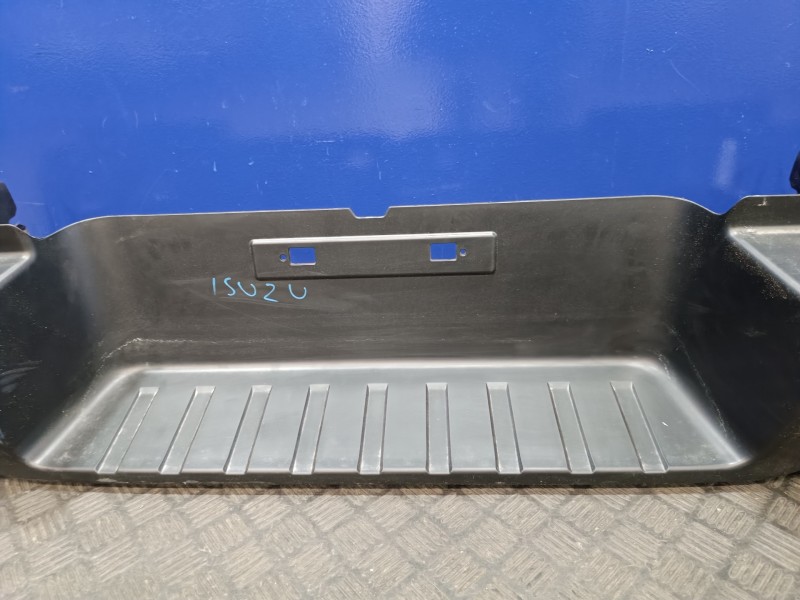 Recambio de paragolpes trasero para isuzu d-max 1.9 turbodiesel referencia OEM IAM 8983938280  