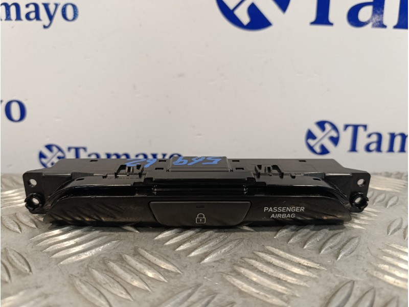 Recambio de boton cierre centralizado para hyundai i30 fastback 1.4 tgdi cat referencia OEM IAM 93770G4000  3H31Y01300