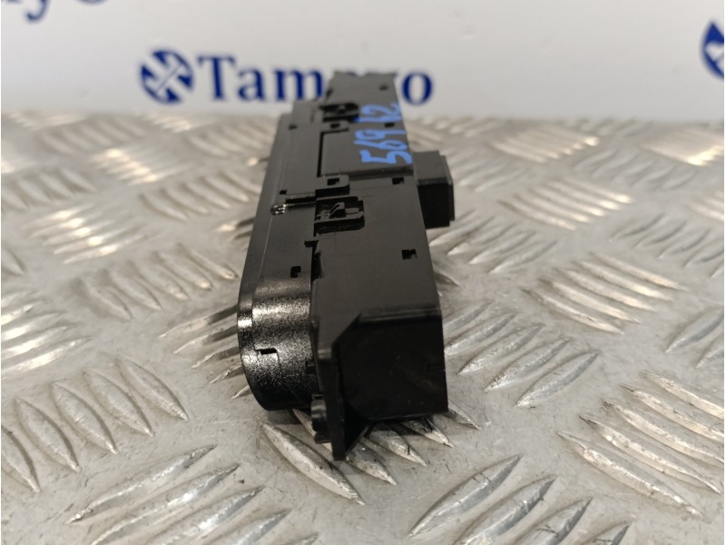 Recambio de boton cierre centralizado para hyundai i30 fastback 1.4 tgdi cat referencia OEM IAM 93770G4000  3H31Y01300