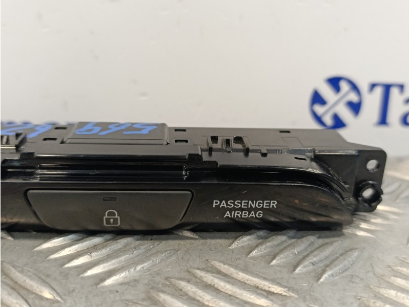 Recambio de boton cierre centralizado para hyundai i30 fastback 1.4 tgdi cat referencia OEM IAM 93770G4000  3H31Y01300