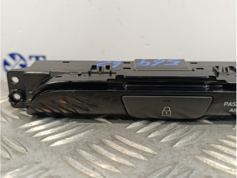 Recambio de boton cierre centralizado para hyundai i30 fastback 1.4 tgdi cat referencia OEM IAM 93770G4000  3H31Y01300