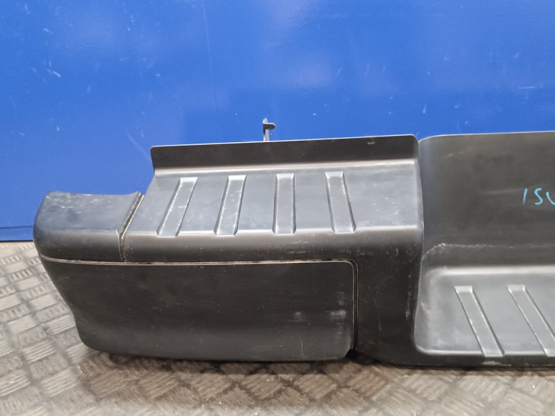 Recambio de paragolpes trasero para isuzu d-max 1.9 turbodiesel referencia OEM IAM 8983938280  