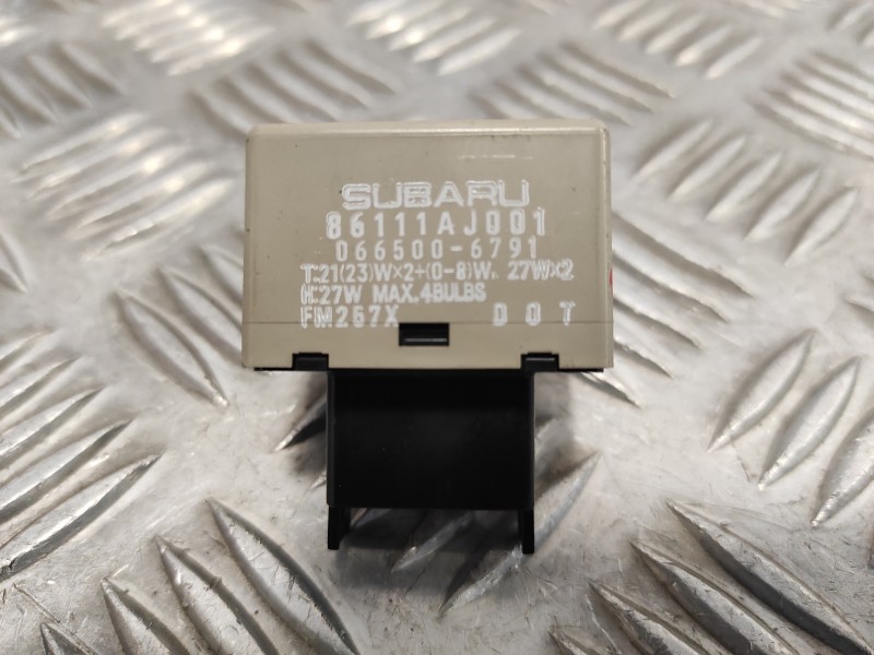 Recambio de rele para subaru xv 2.0 cat referencia OEM IAM 86111AJ001  0665006791