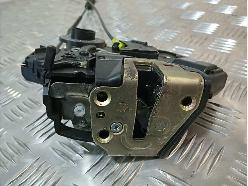 Recambio de cerradura puerta trasera derecha para toyota avensis wagon (t25) referencia OEM IAM   