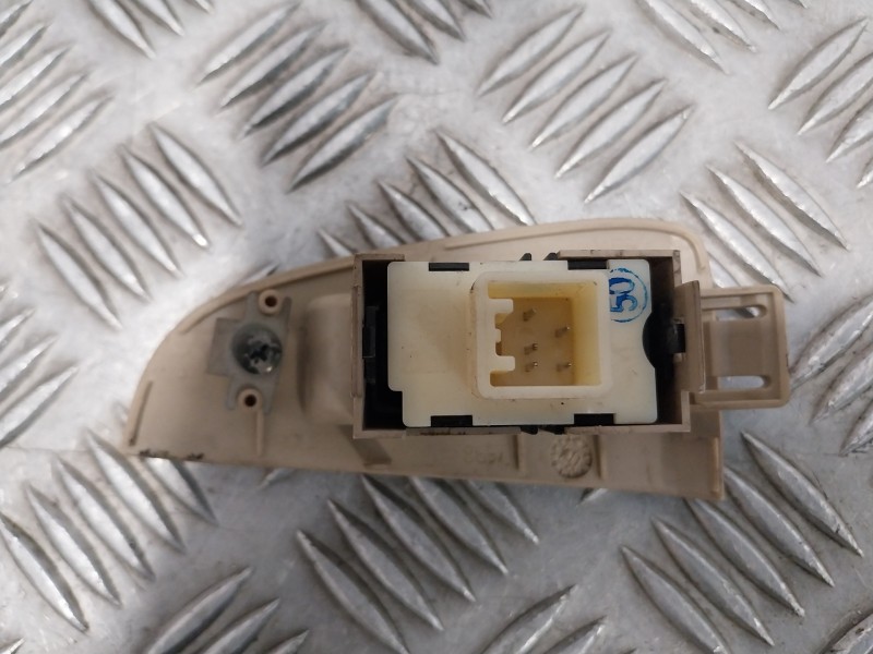 Recambio de mando elevalunas trasero derecho para toyota avensis wagon (t25) referencia OEM IAM 7427105020  