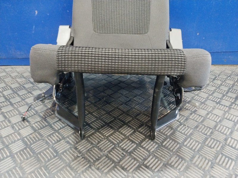 Recambio de asiento trasero medio para peugeot 5008 1.6 hdi fap referencia OEM IAM   