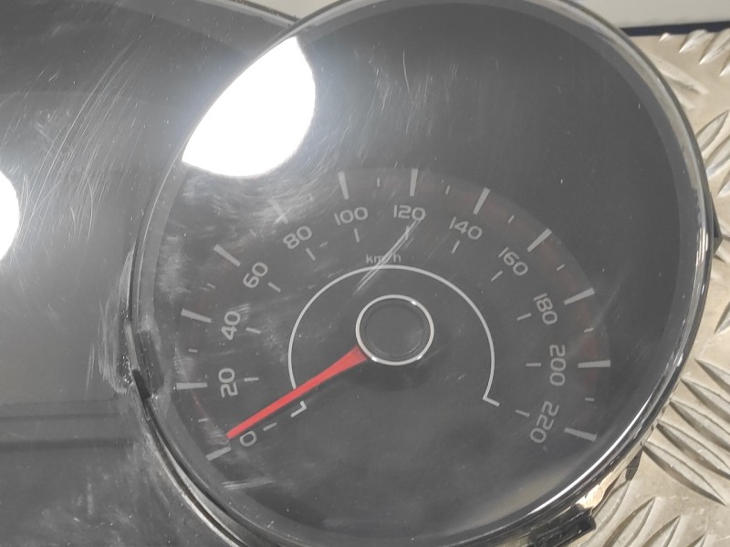 Recambio de cuadro instrumentos para ssangyong tivoli premium 4x2 referencia OEM IAM 8021035100  X010