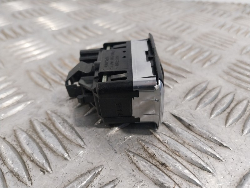 Recambio de mando elevalunas trasero izquierdo para mercedes-benz clase gla (w156) referencia OEM IAM A2049058102  10075074