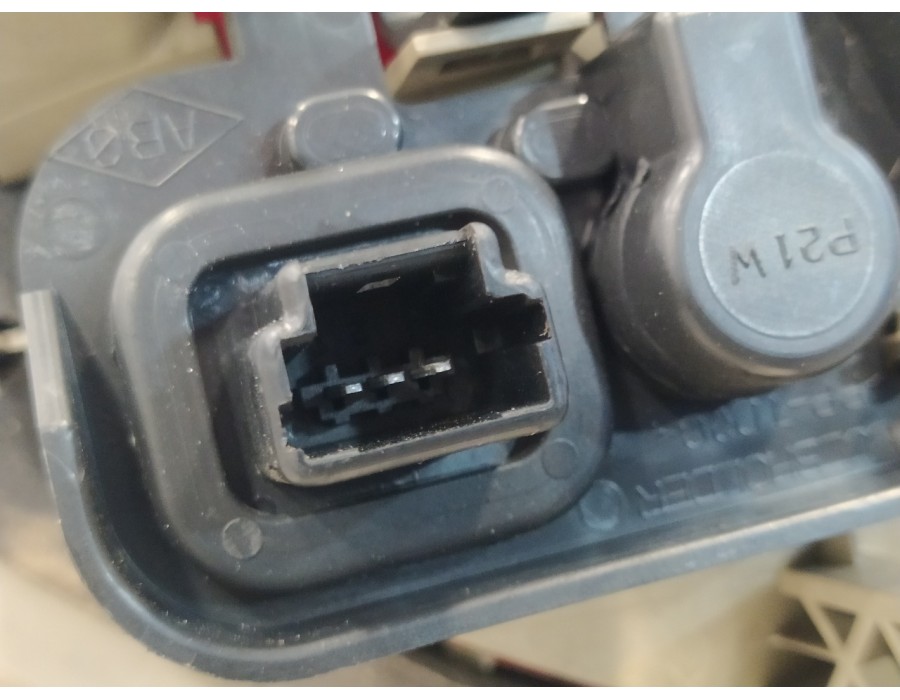 Recambio de piloto trasero derecho interior para renault fluence 1.5 dci diesel fap referencia OEM IAM 265500038R  