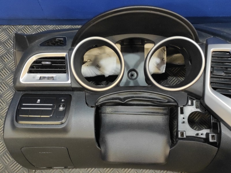 Recambio de salpicadero para ssangyong tivoli premium 4x2 referencia OEM IAM   