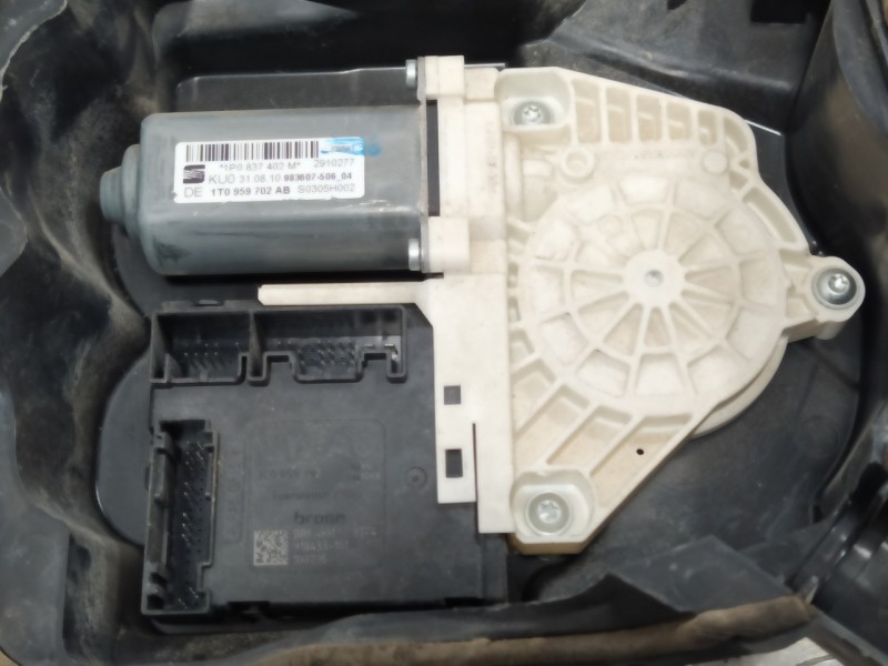 Recambio de elevalunas delantero derecho para seat leon (1p1) referencia OEM IAM 1P0837402M S0305H002 1T0959702AB