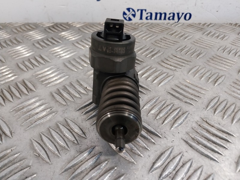 Recambio de inyector para volkswagen passat berlina (3b3) referencia OEM IAM 038130073AA  0414720028