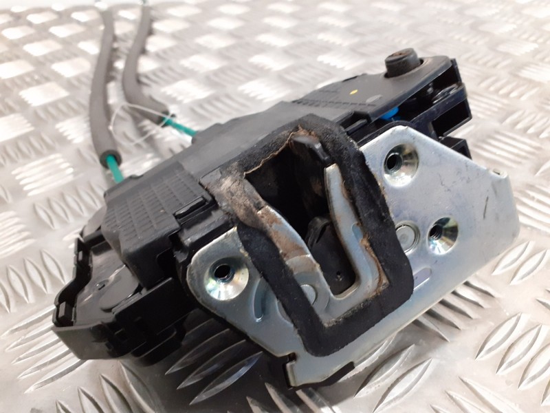 Recambio de cerradura puerta trasera izquierda para ssangyong tivoli premium 4x2 referencia OEM IAM 7131035001  