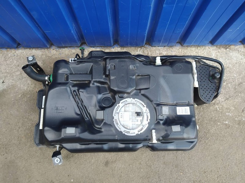 Recambio de deposito combustible para mercedes-benz clase a (w176) 1.6 cat referencia OEM IAM A2464702901LU  