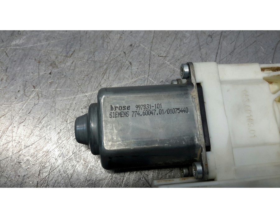 Recambio de motor elevalunas delantero derecho para peugeot 307 break/sw (s2) referencia OEM IAM 997831101 996388102 7746004701