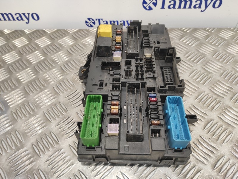 Recambio de caja reles / fusibles para opel astra h berlina 1.9 cdti referencia OEM IAM 13181278  5DK00866931
