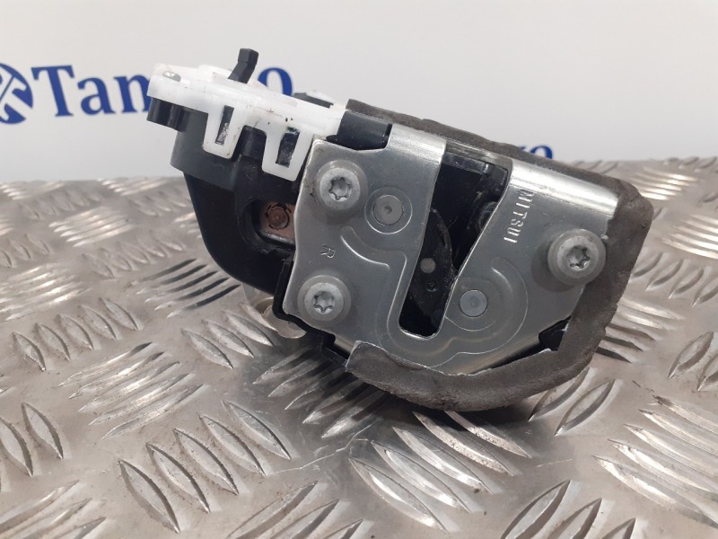 Recambio de cerradura puerta trasera derecha para toyota yaris 1.3 16v cat referencia OEM IAM   