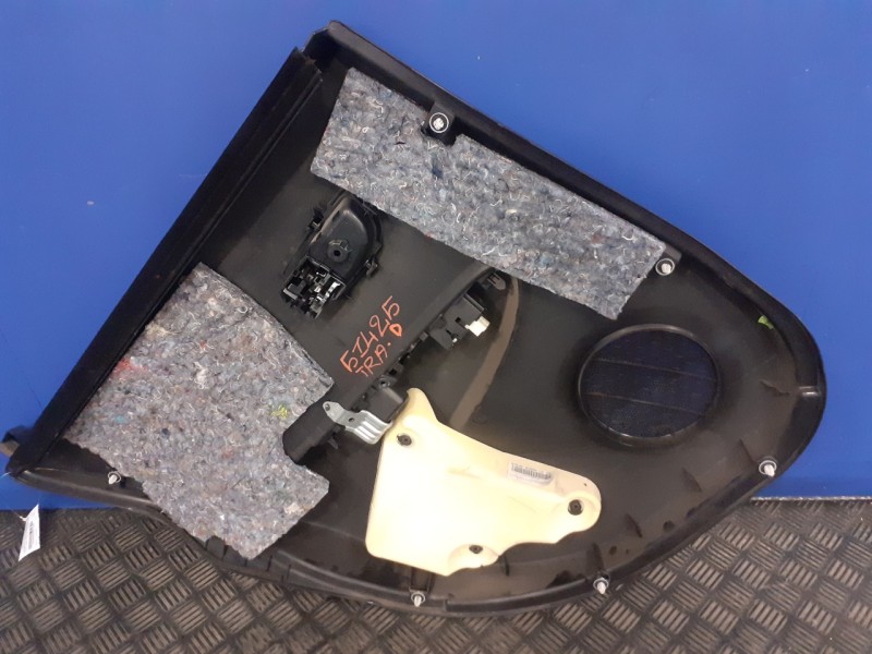 Recambio de guarnecido puerta trasera derecha para toyota yaris 1.3 16v cat referencia OEM IAM 67630  676300DB90C0