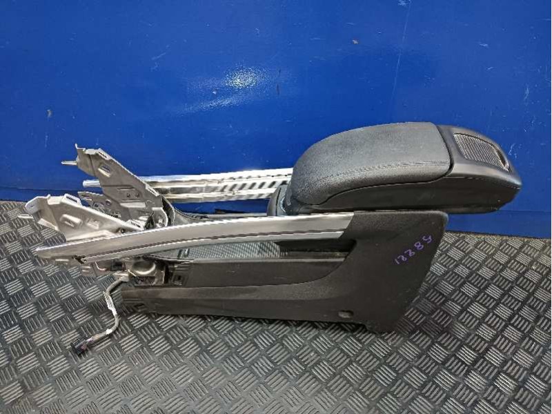 Recambio de apoyabrazos central para opel zafira tourer referencia OEM IAM 13377807  