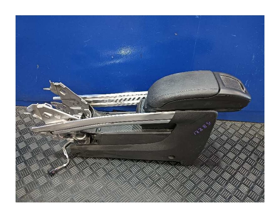 Recambio de apoyabrazos central para opel zafira tourer referencia OEM IAM 13377807  