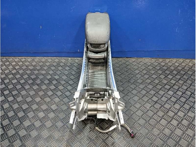 Recambio de apoyabrazos central para opel zafira tourer referencia OEM IAM 13377807  