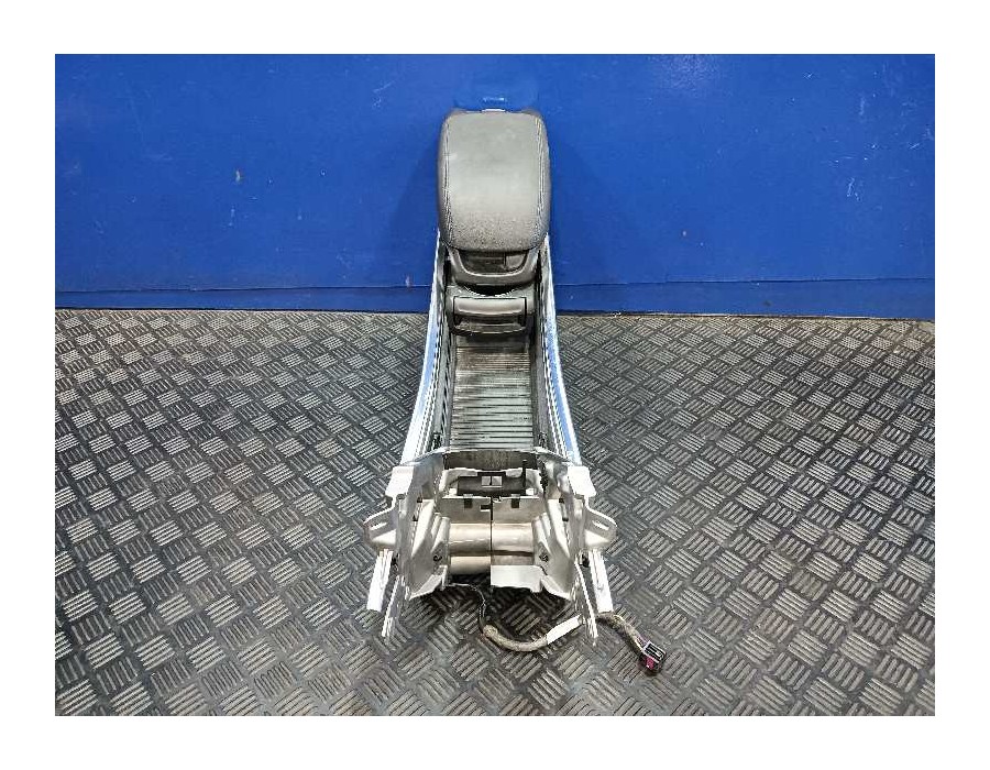 Recambio de apoyabrazos central para opel zafira tourer referencia OEM IAM 13377807  