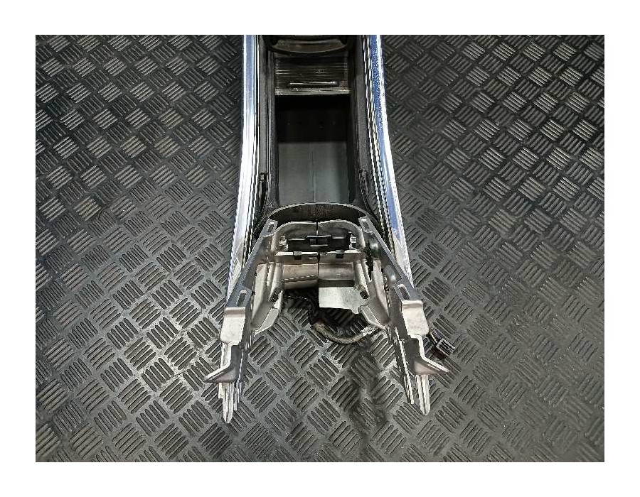 Recambio de apoyabrazos central para opel zafira tourer referencia OEM IAM 13377807  