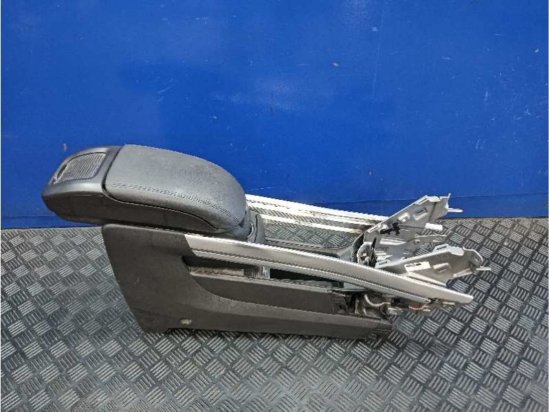Recambio de apoyabrazos central para opel zafira tourer referencia OEM IAM 13377807  