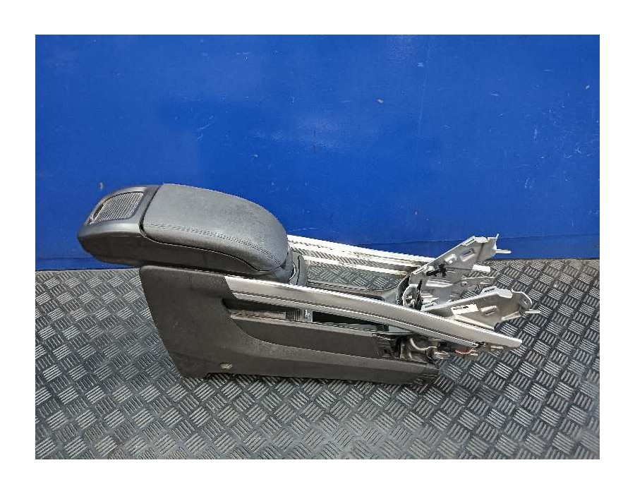 Recambio de apoyabrazos central para opel zafira tourer referencia OEM IAM 13377807  