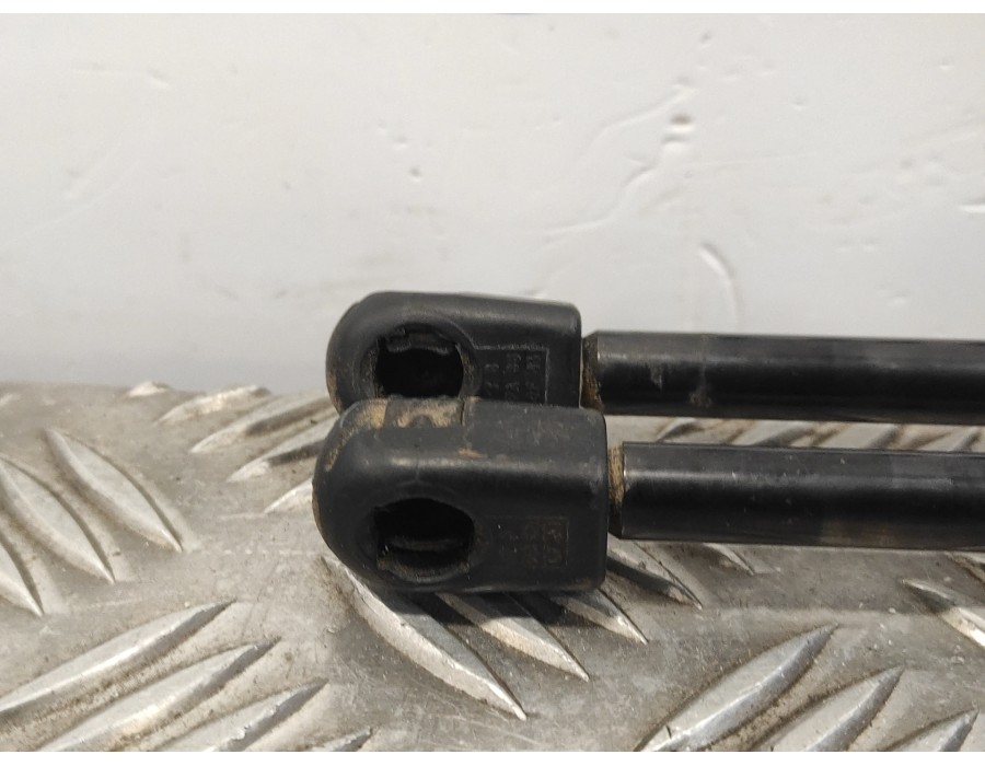 Recambio de amortiguadores maletero / porton para toyota rav4 referencia OEM IAM 689500R060A  
