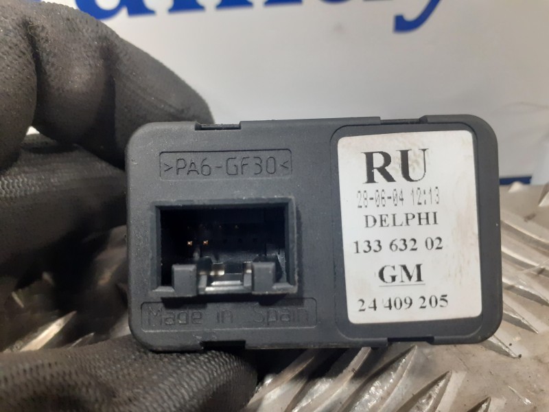 Recambio de mando elevalunas delantero izquierdo para opel meriva 1.7 16v cdti cat referencia OEM IAM 13363202  