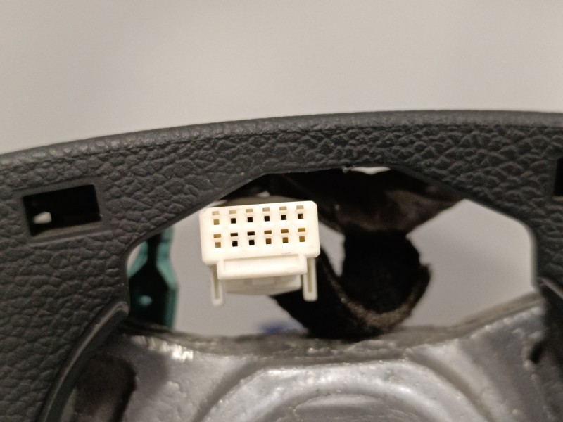 Recambio de volante para kia rio 1.2 cat referencia OEM IAM 561001W572HU 561301W000 1W572HU