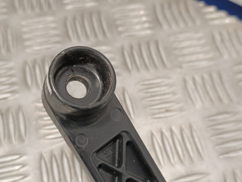 Recambio de brazo limpia delantero derecho para kia rio 1.2 cat referencia OEM IAM   