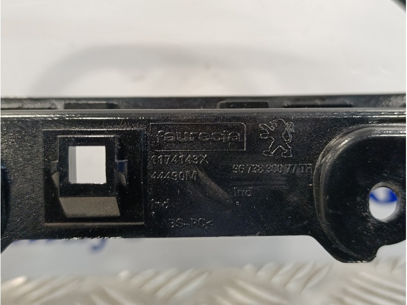 Recambio de moldura para peugeot 208 1.2 16v vti referencia OEM IAM 9673830077TR  