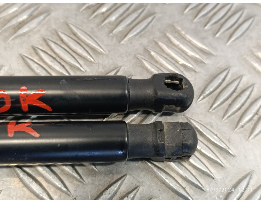 Recambio de amortiguadores maletero / porton para ford focus lim. black&red referencia OEM IAM BM51A406A10AE  