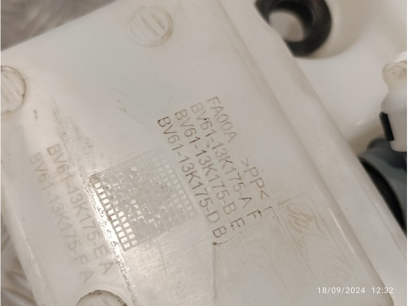 Recambio de deposito limpia para ford focus lim. black&red referencia OEM IAM BV6113K175A BV6113K175D BV6113K175B