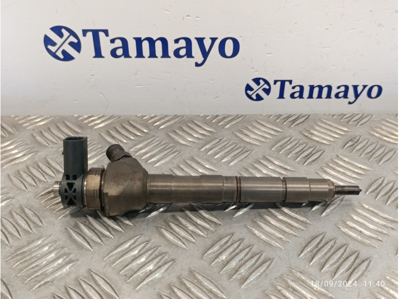 Recambio de inyector para volkswagen golf vii lim. 1.6 tdi dpf referencia OEM IAM 04L130277G  0445110477