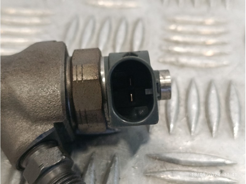 Recambio de inyector para volkswagen golf vii lim. 1.6 tdi dpf referencia OEM IAM 04L130277G  0445110477